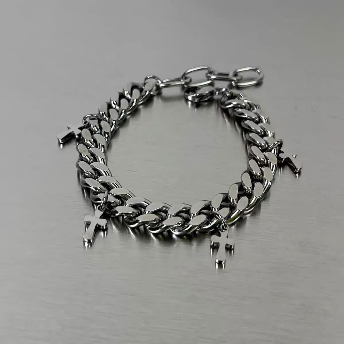 크로스 보더 히트: 미니 십자가가 있는 쿠바 링크 팔찌 - Streetwear Brand Jewelry 리뷰 및 가격